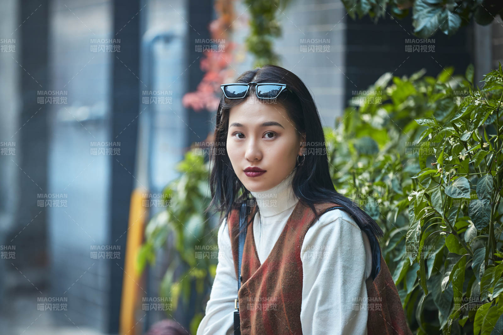 老旧城区里穿着复古港风的美丽清纯少女图片