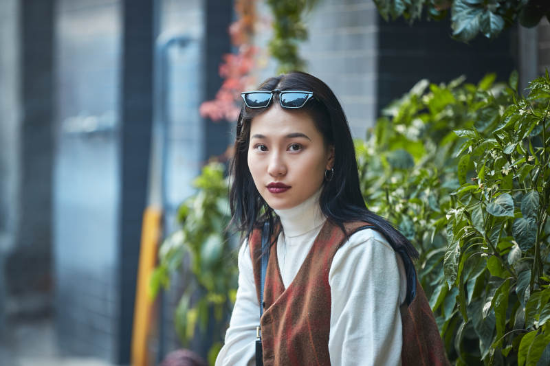 老旧城区里穿着复古港风的美丽清纯少女图片