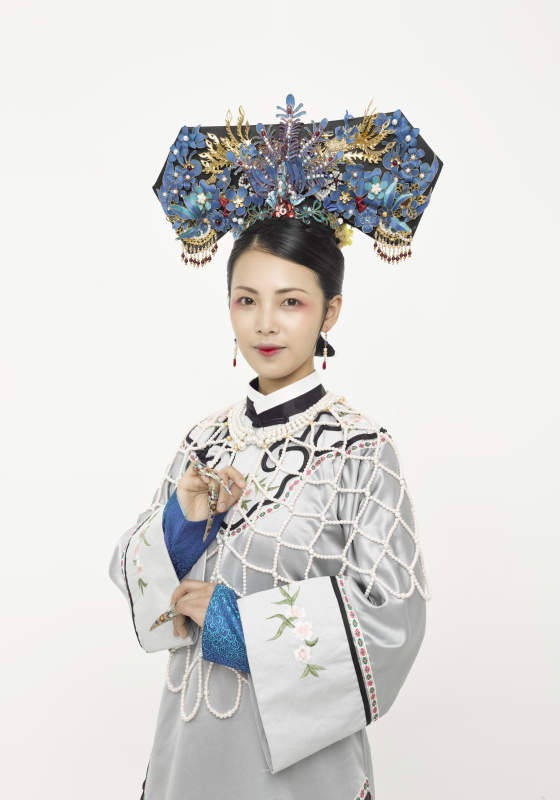 白色背景下的清代女性古装造型清朝古装图片