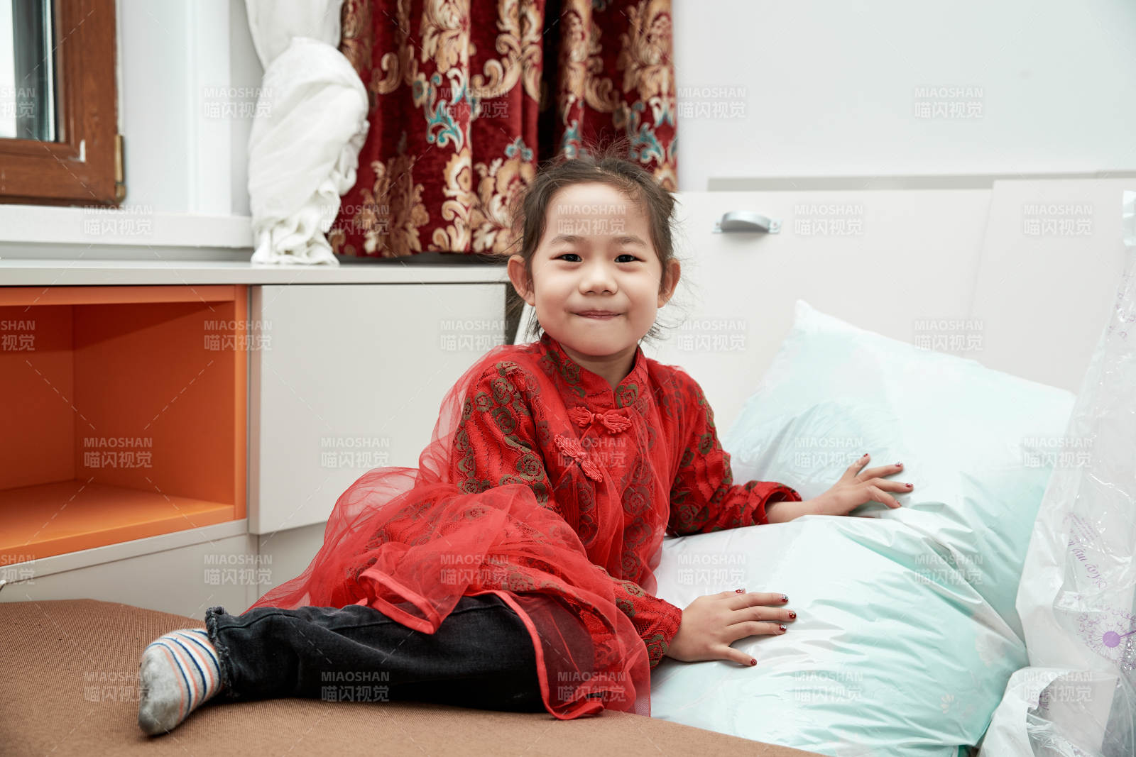 在家玩耍的亚洲小女孩图片