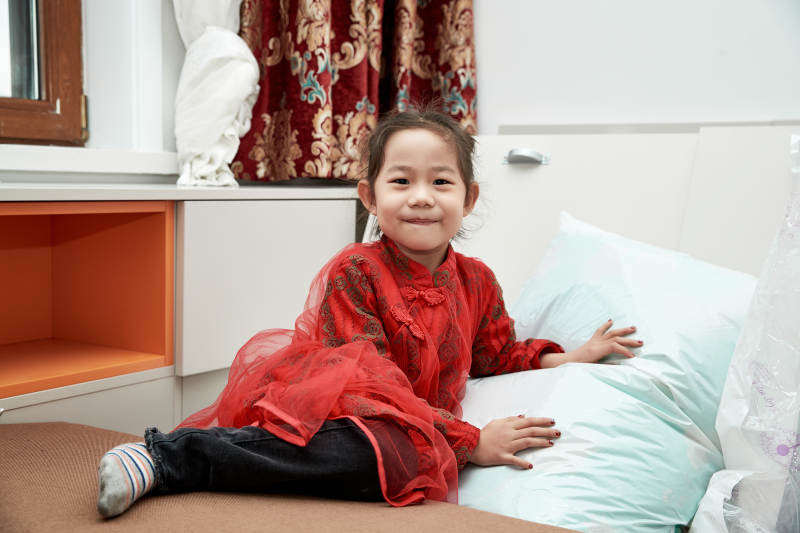 在家玩耍的亚洲小女孩图片