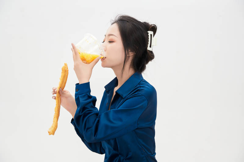 大吃特吃的亚洲可爱少女人像图片