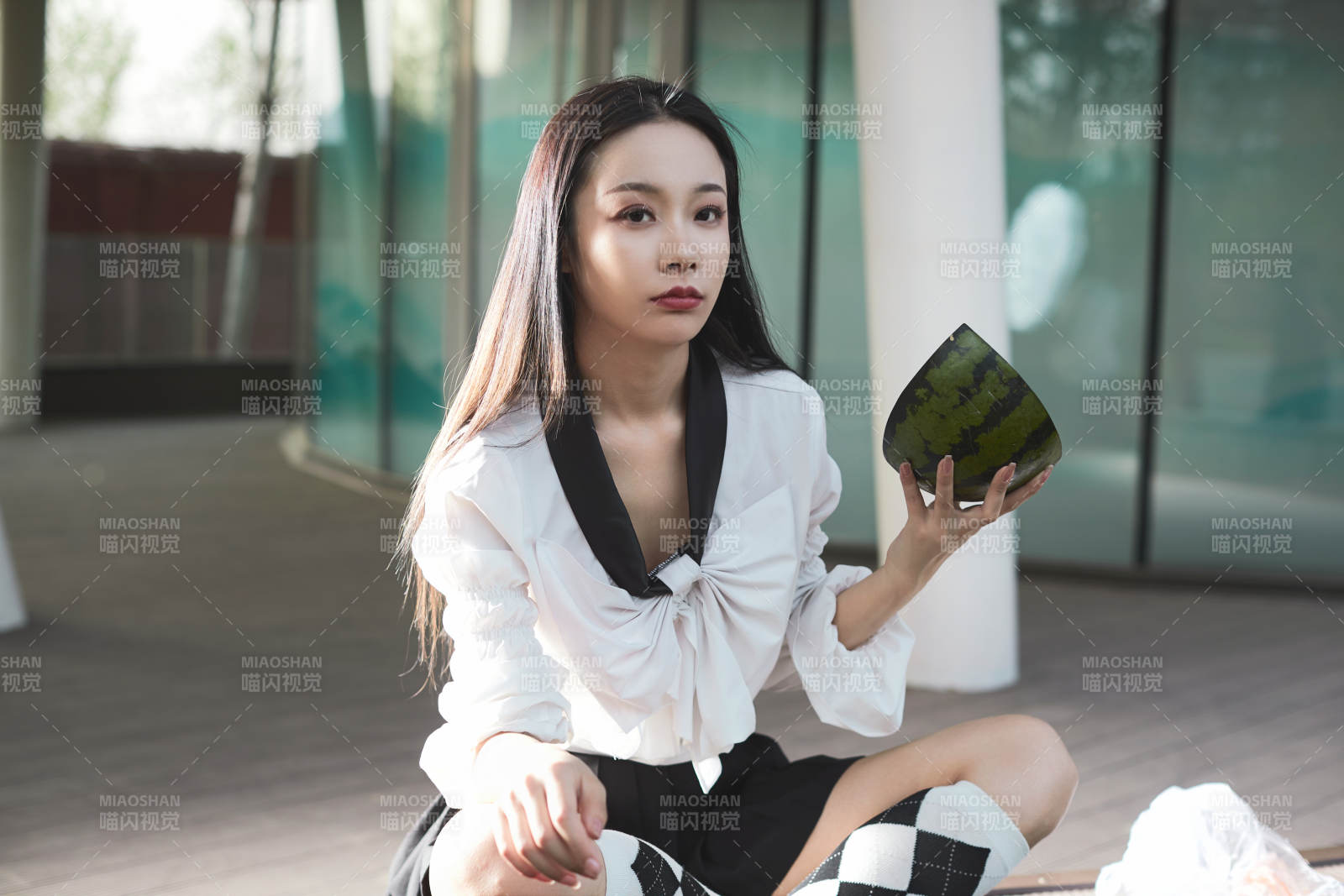 初夏户外公园吃西瓜的可爱少女图片