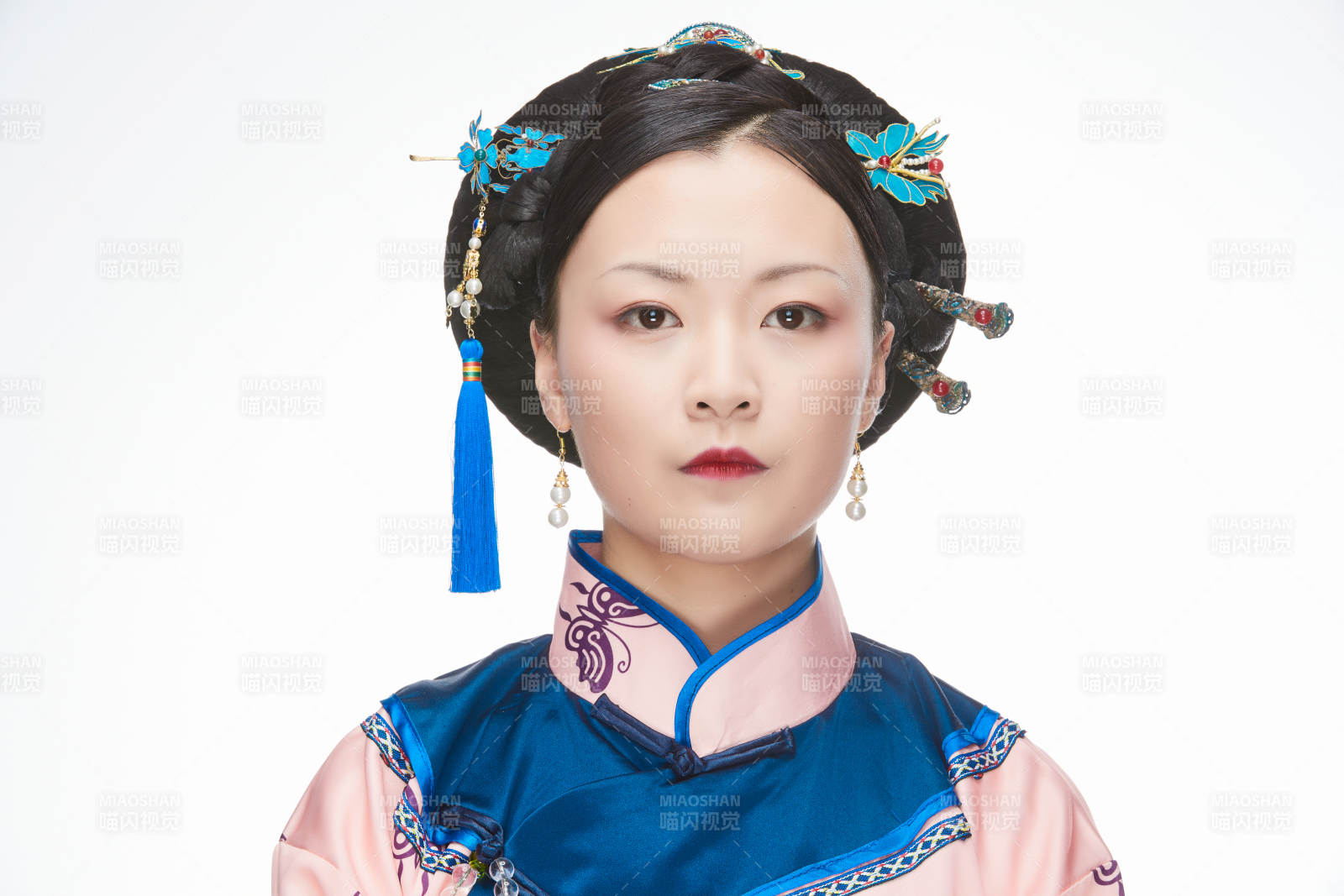 白色背景下的清代女性古装造型清朝古装图片