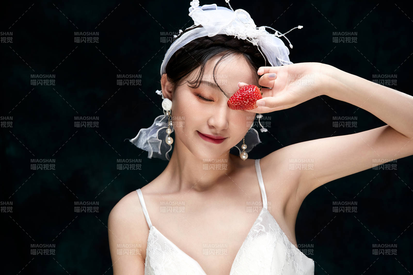 黑色背景下的女性复古婚纱妆面图片