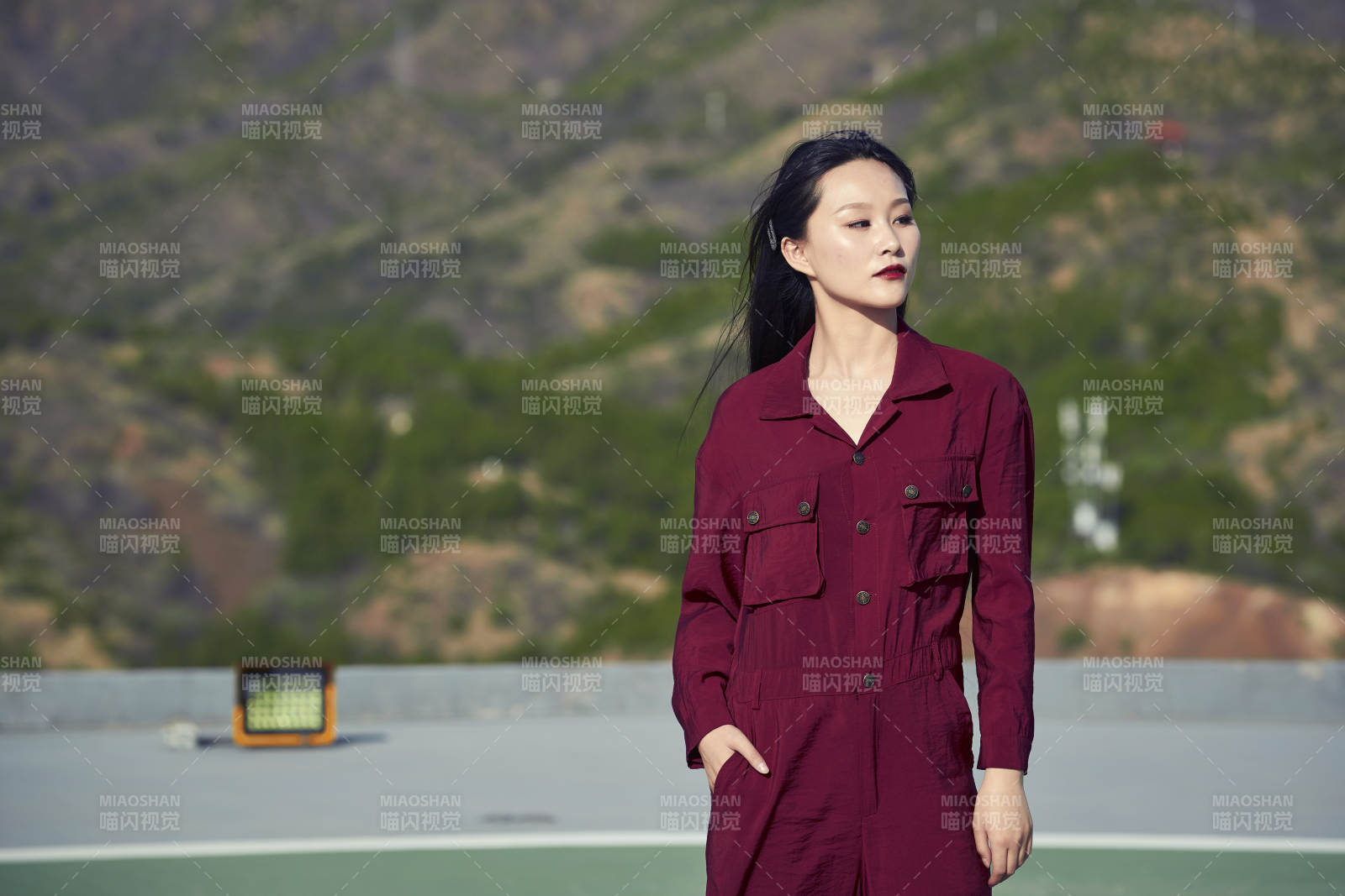 在楼顶停机坪的亚洲年轻女性图片