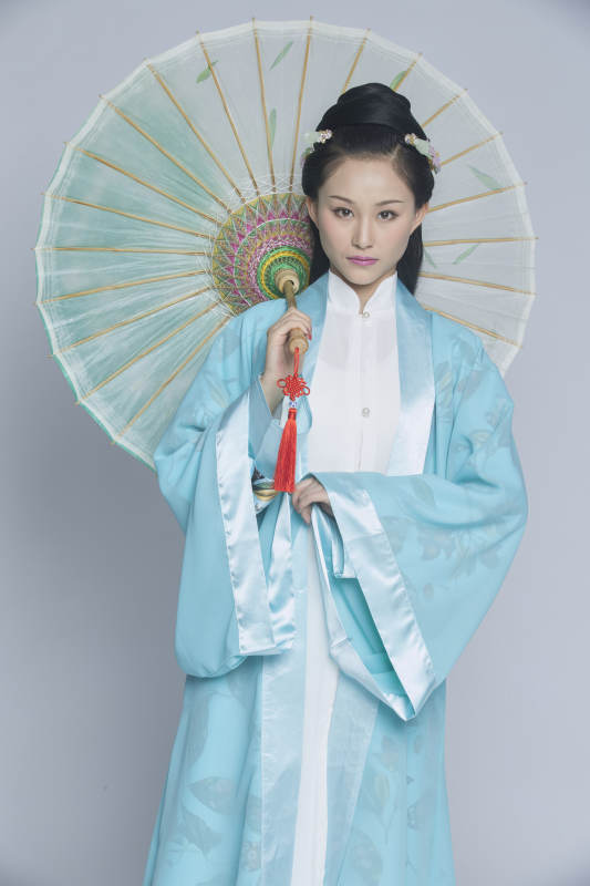 身穿古装的汉服女性人像汉服影棚拍摄图片