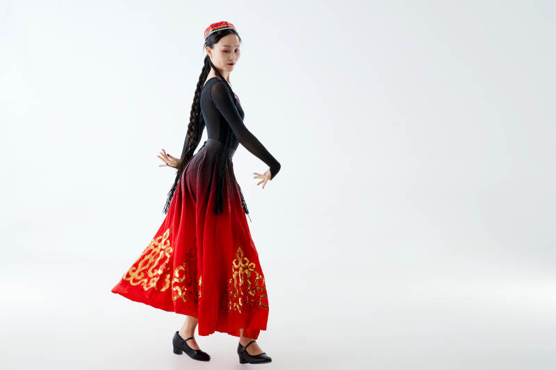 穿着新疆维吾尔族服饰跳舞的少女图片