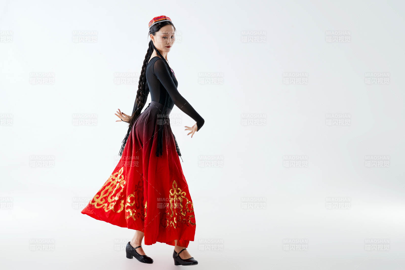 穿着新疆维吾尔族服饰跳舞的少女图片