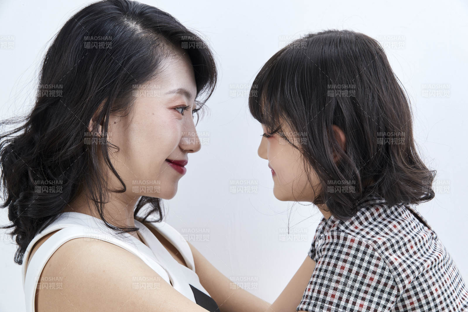 白色背景的美丽妈妈与可爱女儿亲子人像图片