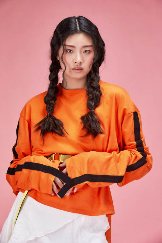 摄影棚拍摄的时尚亚洲女性模特图片