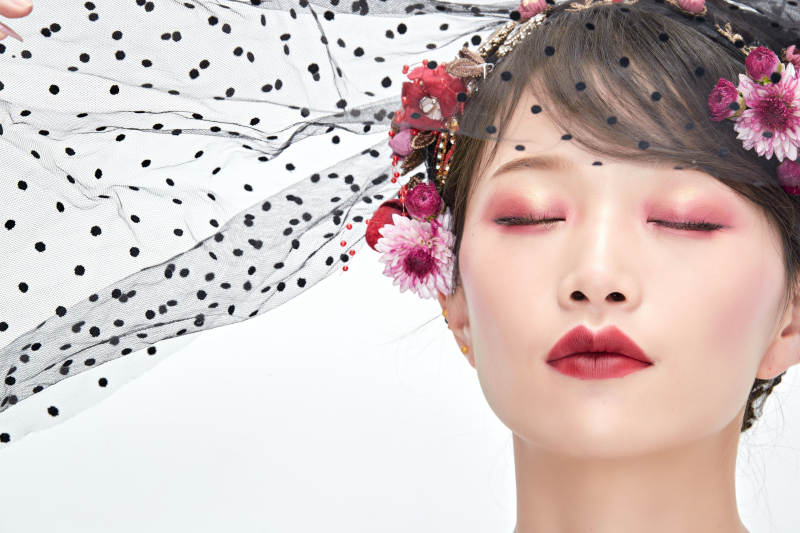 白色背景下的新娘彩妆美女人像图片