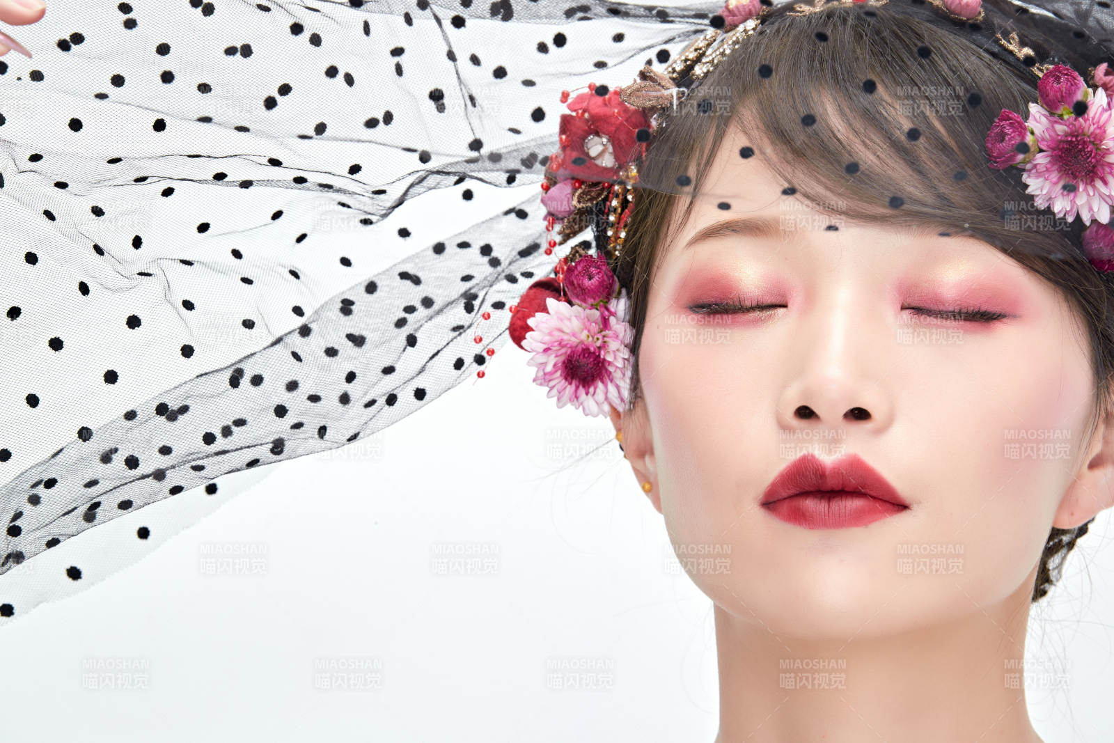 白色背景下的新娘彩妆美女人像图片