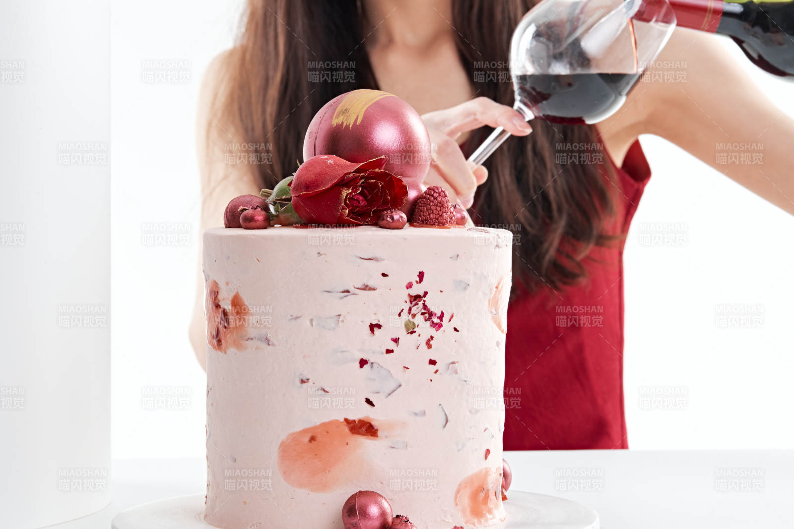 喝红酒品尝蛋糕的年轻女性图片