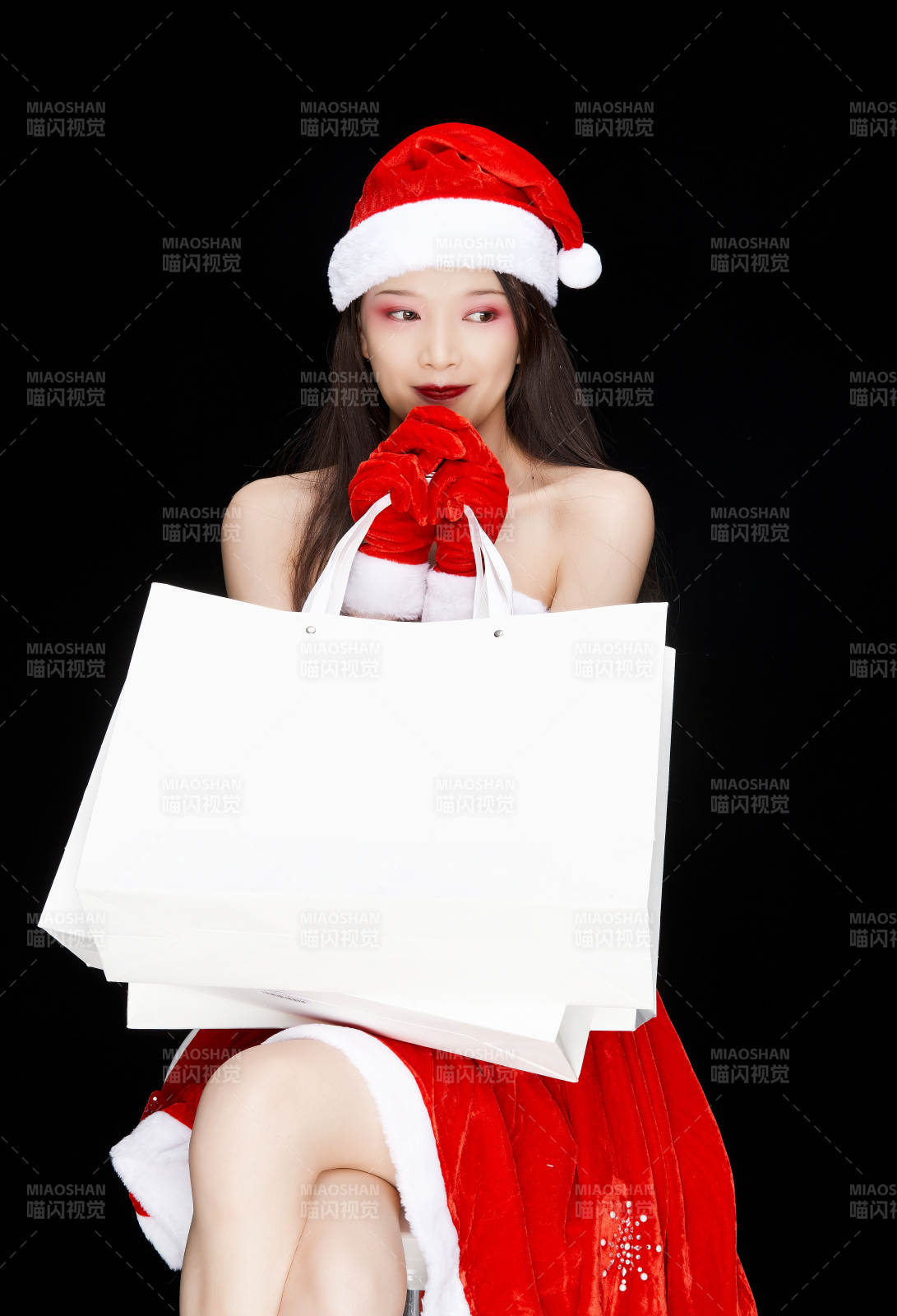 身穿圣诞服饰手提购物袋性感可爱的圣诞女郎图片