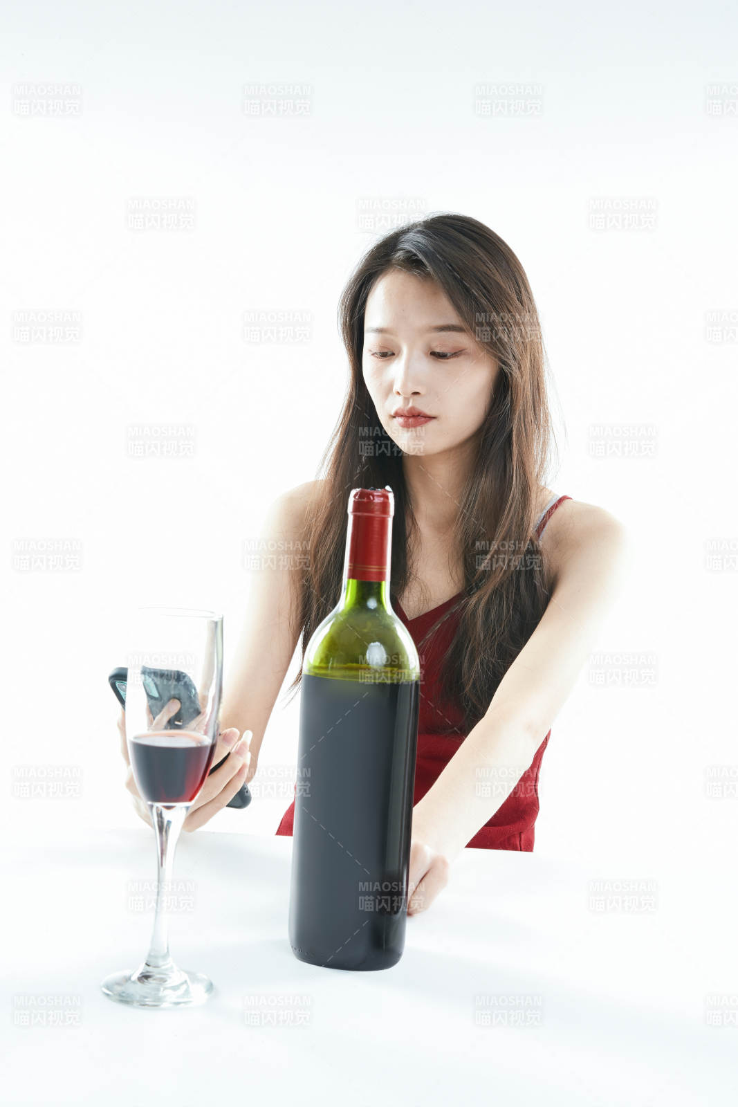 独自品尝红酒的亚洲女性图片