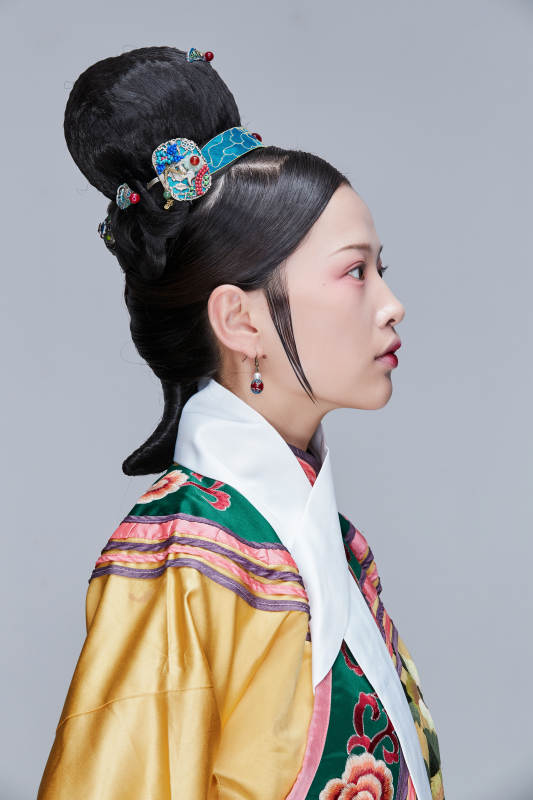 白色背景下的清代女性古装造型清朝古装图片