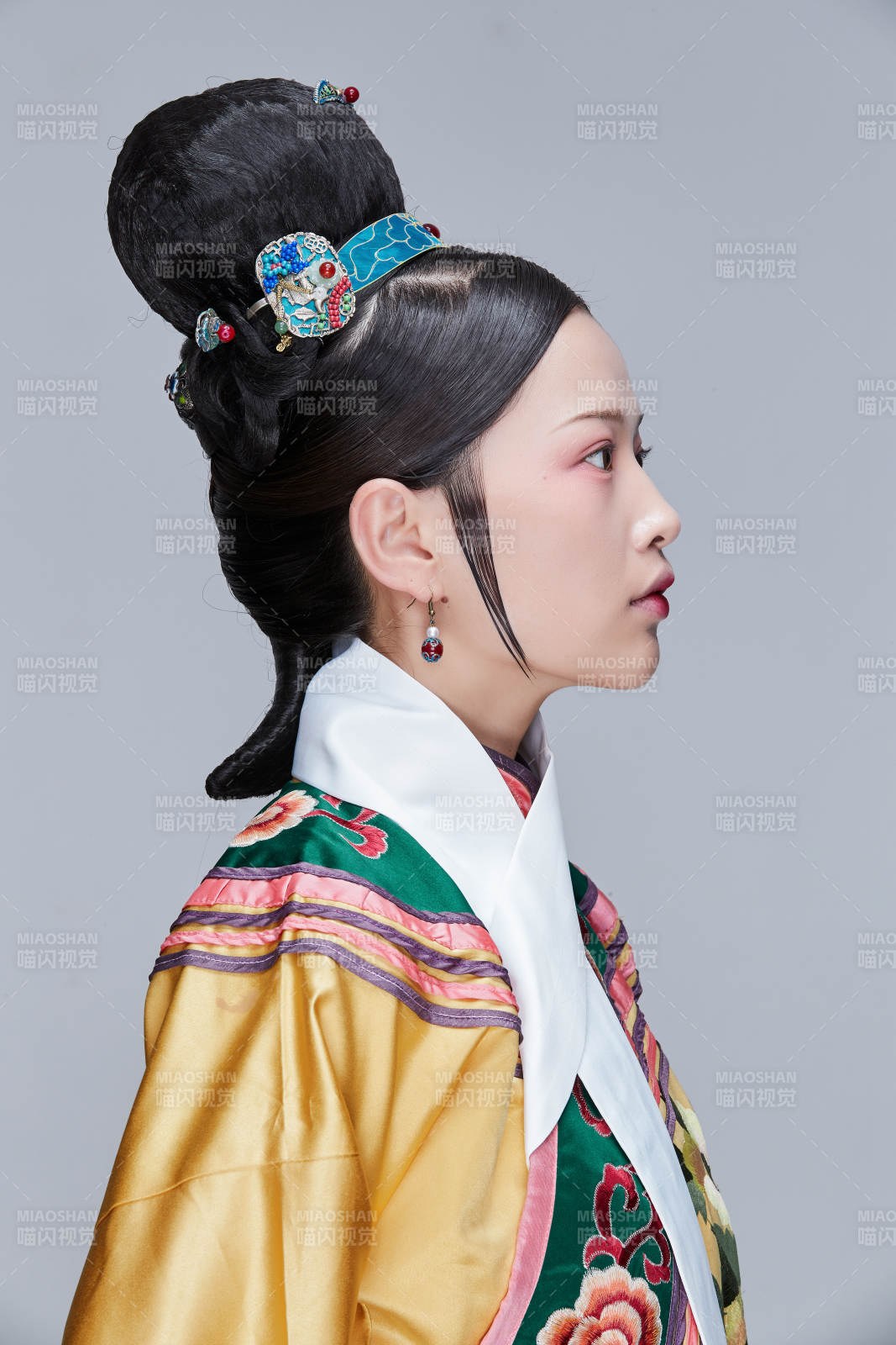 白色背景下的清代女性古装造型清朝古装图片