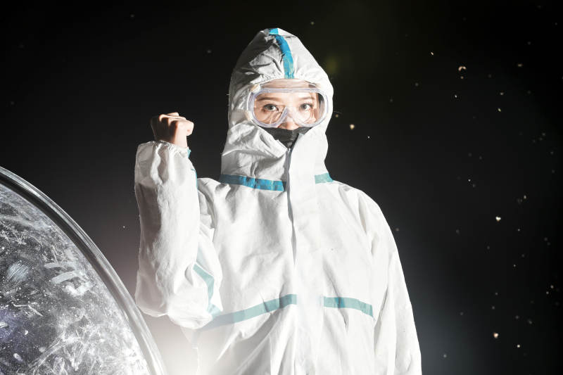 穿白色防护服佩戴护目镜口罩的女性防护人员图片