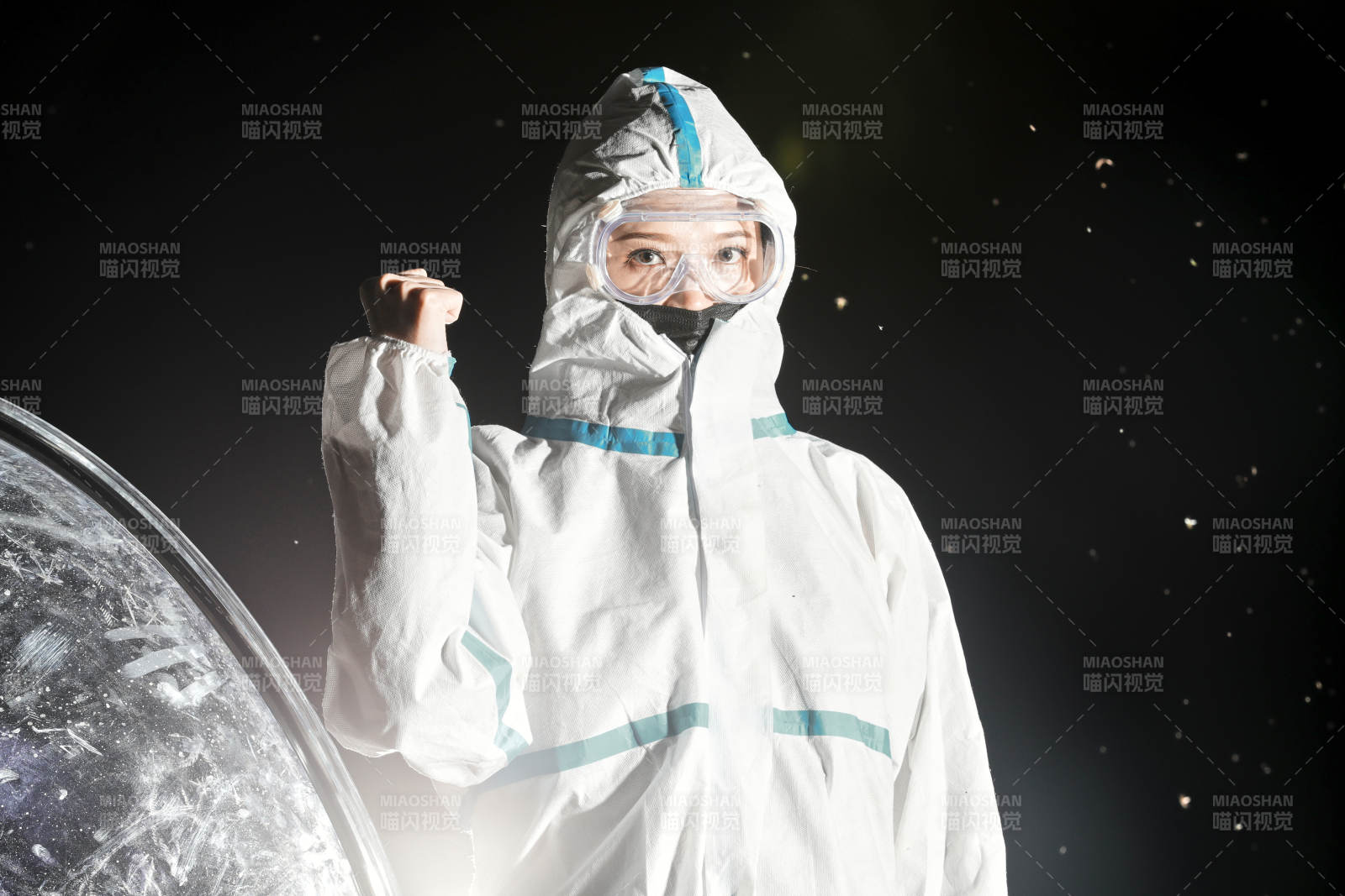 穿白色防护服佩戴护目镜口罩的女性防护人员图片