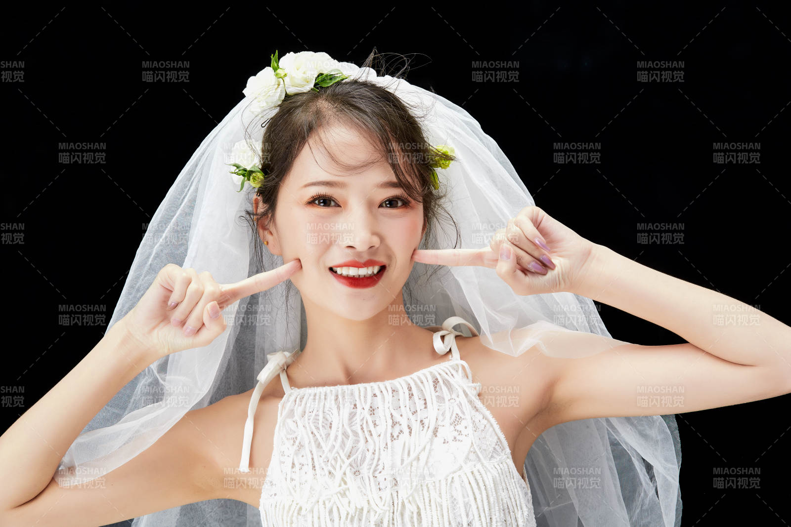 黑色背景下的美妆新娘彩妆人像图片