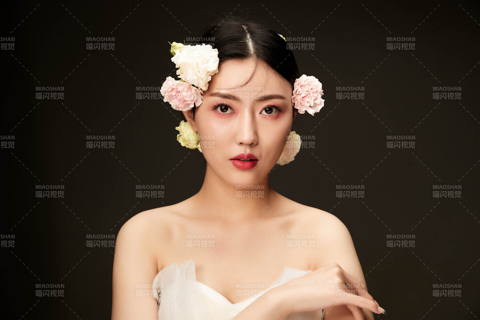 时尚亚洲女性婚纱妆面彩妆图片