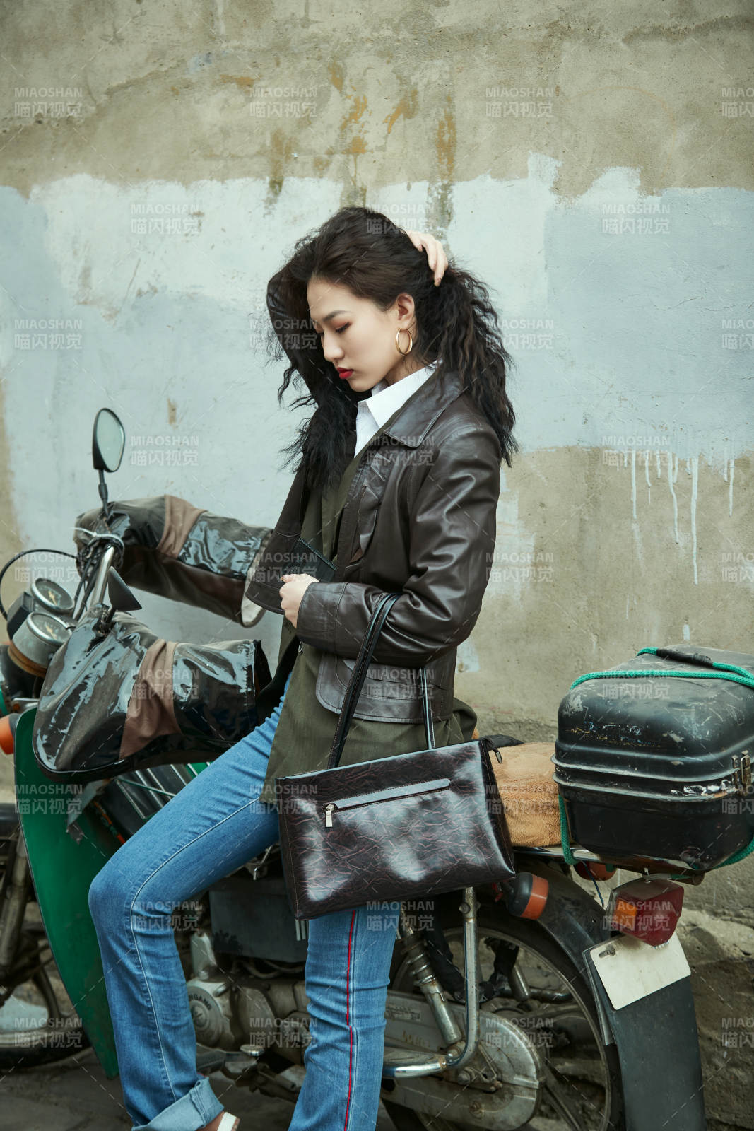 老旧城区里穿着复古港风的美丽清纯少女图片