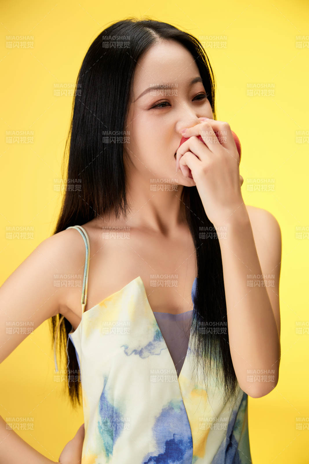 吃水果的亚洲东方长发少女图片