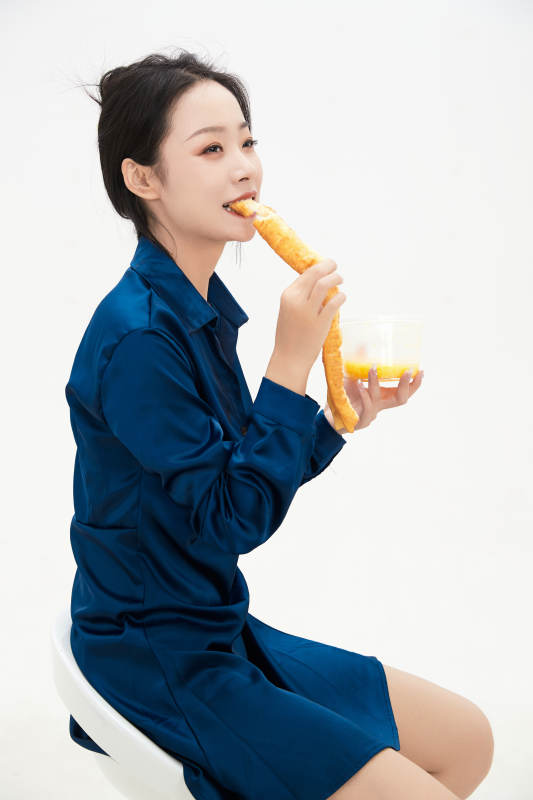 大吃特吃的亚洲可爱少女人像图片