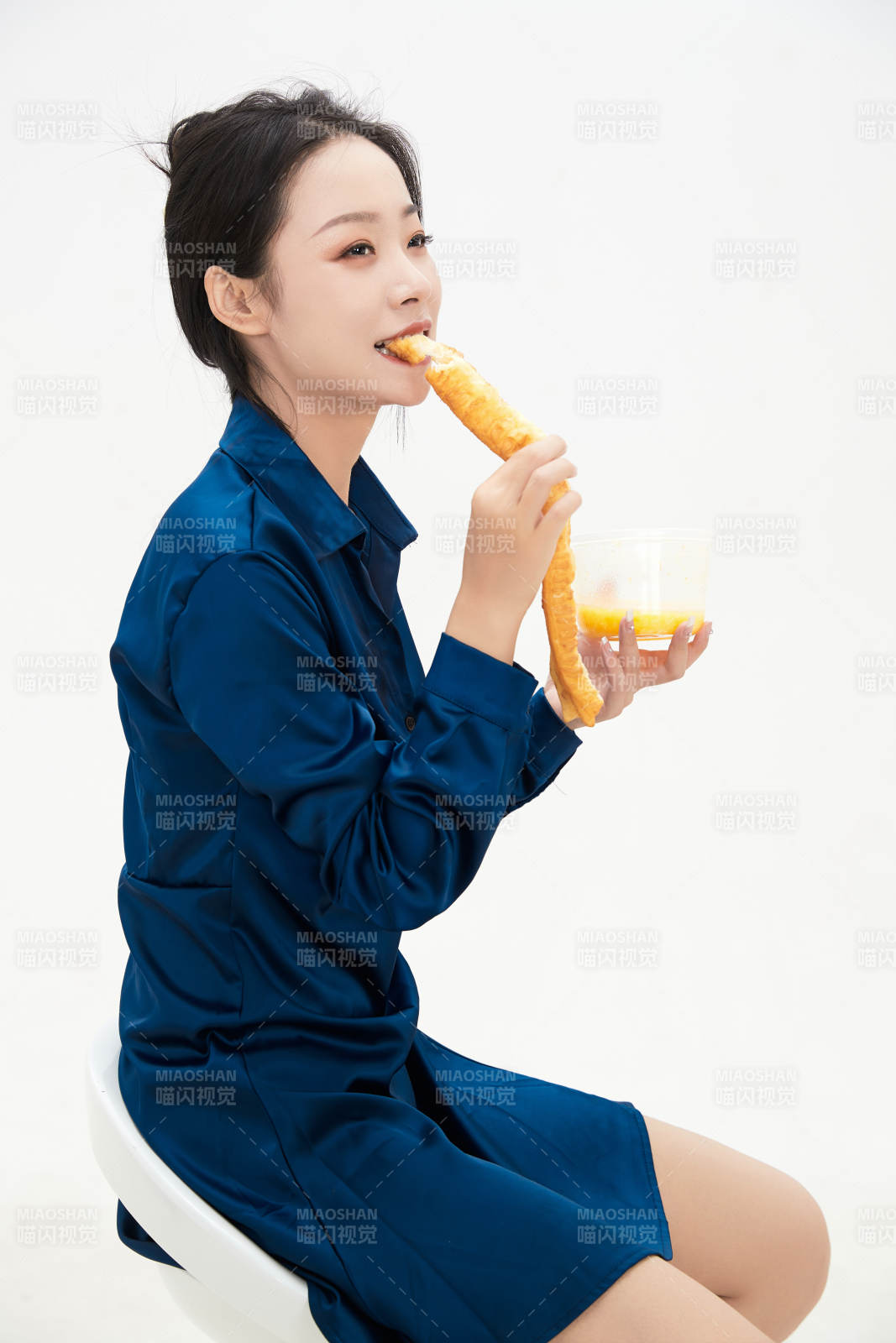 大吃特吃的亚洲可爱少女人像图片