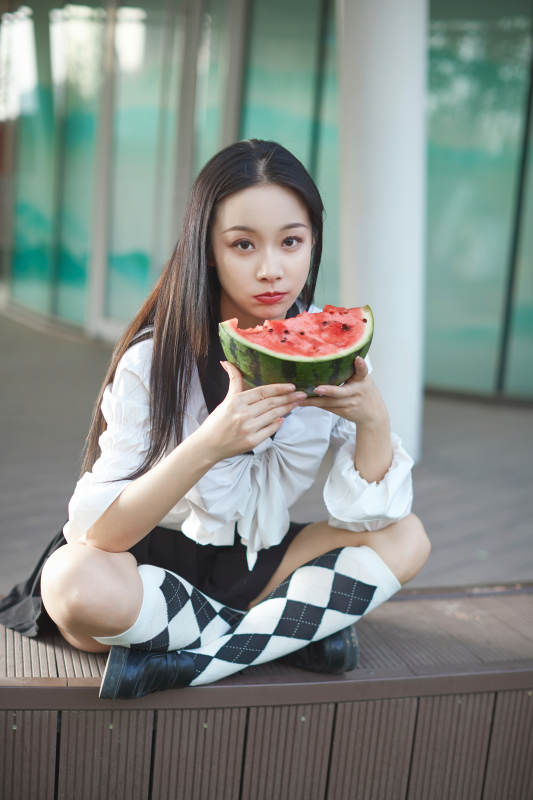 初夏户外公园吃西瓜的可爱少女图片