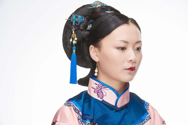 白色背景下的清代女性古装造型清朝古装图片