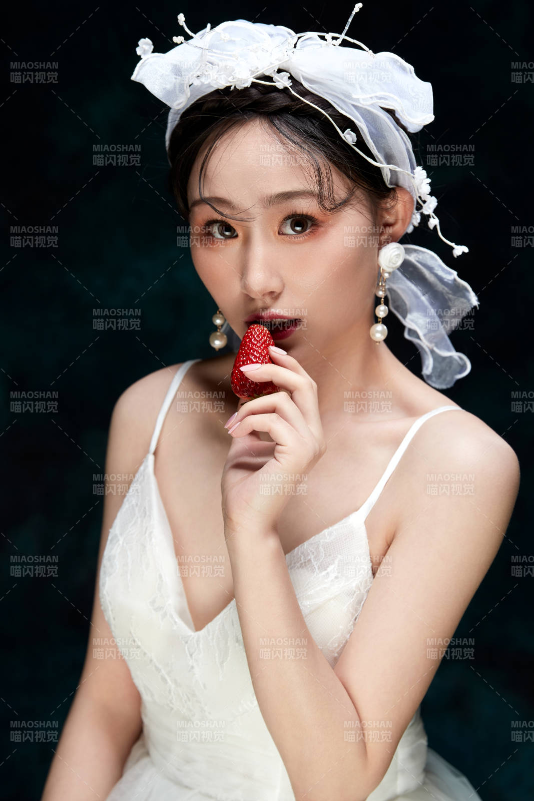 黑色背景下的女性复古婚纱妆面图片