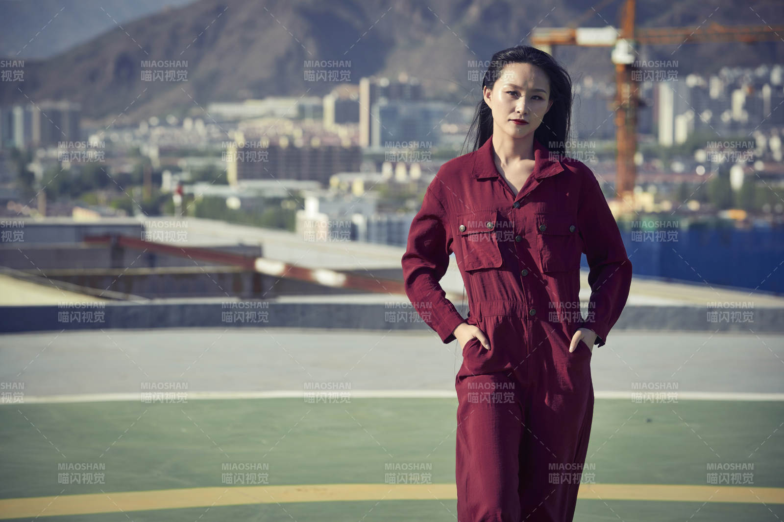 在楼顶停机坪的亚洲年轻女性图片