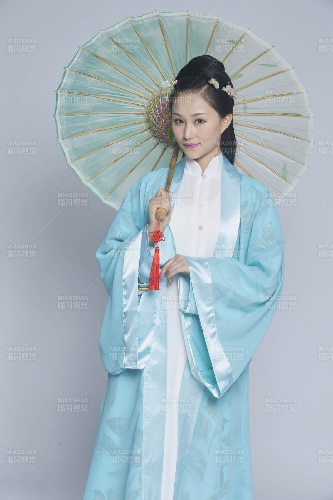 身穿古装的汉服女性人像汉服影棚拍摄图片