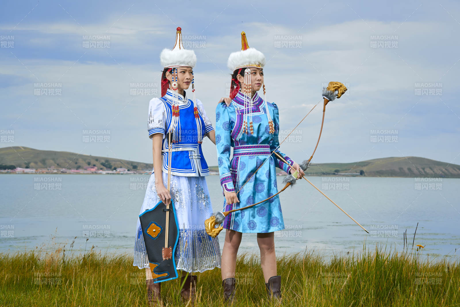 草原湖畔手持弓箭狩猎的蒙族小姐妹图片