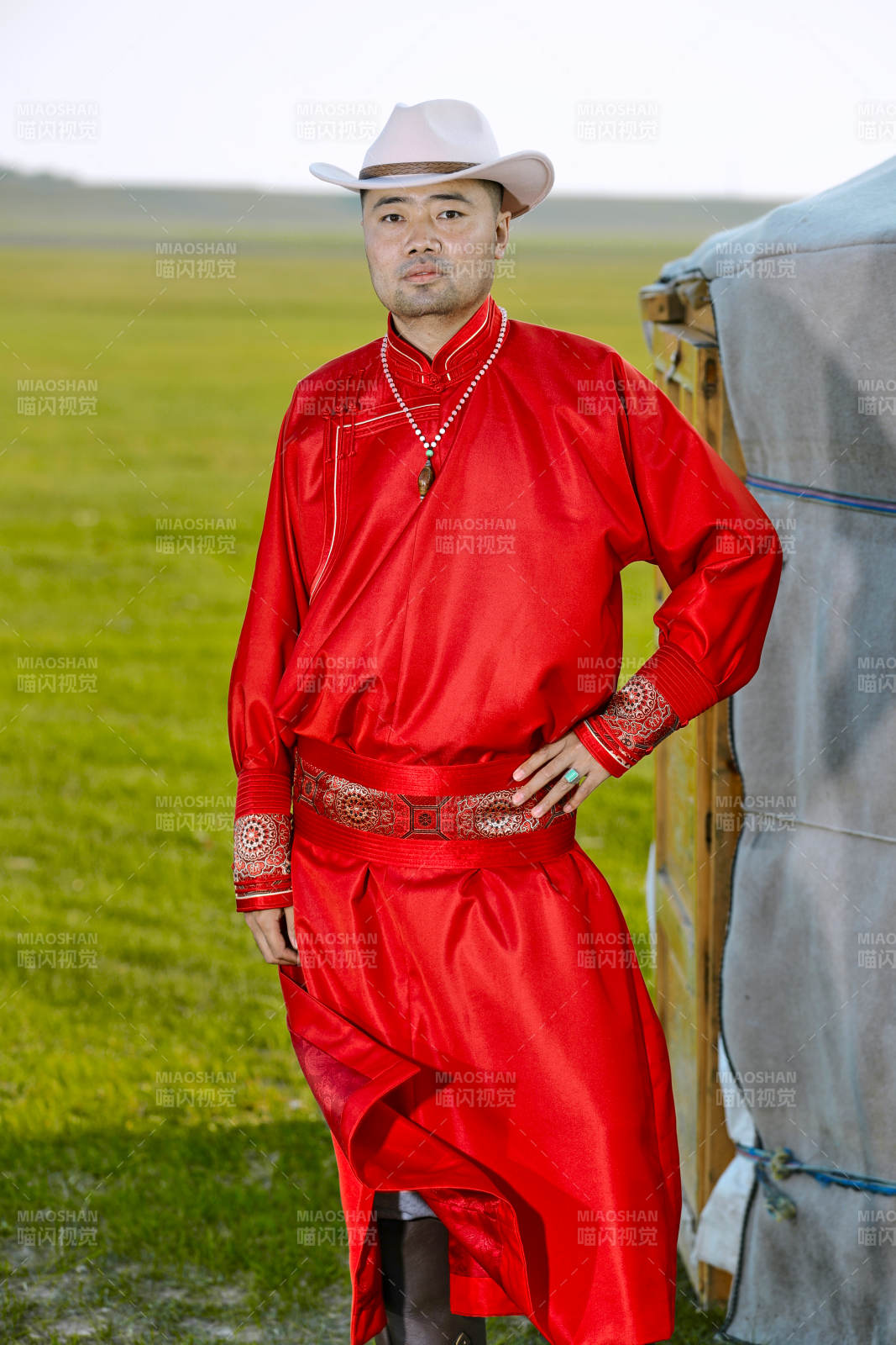 草原上蒙古包前身穿蒙古族传统服饰的男子图片
