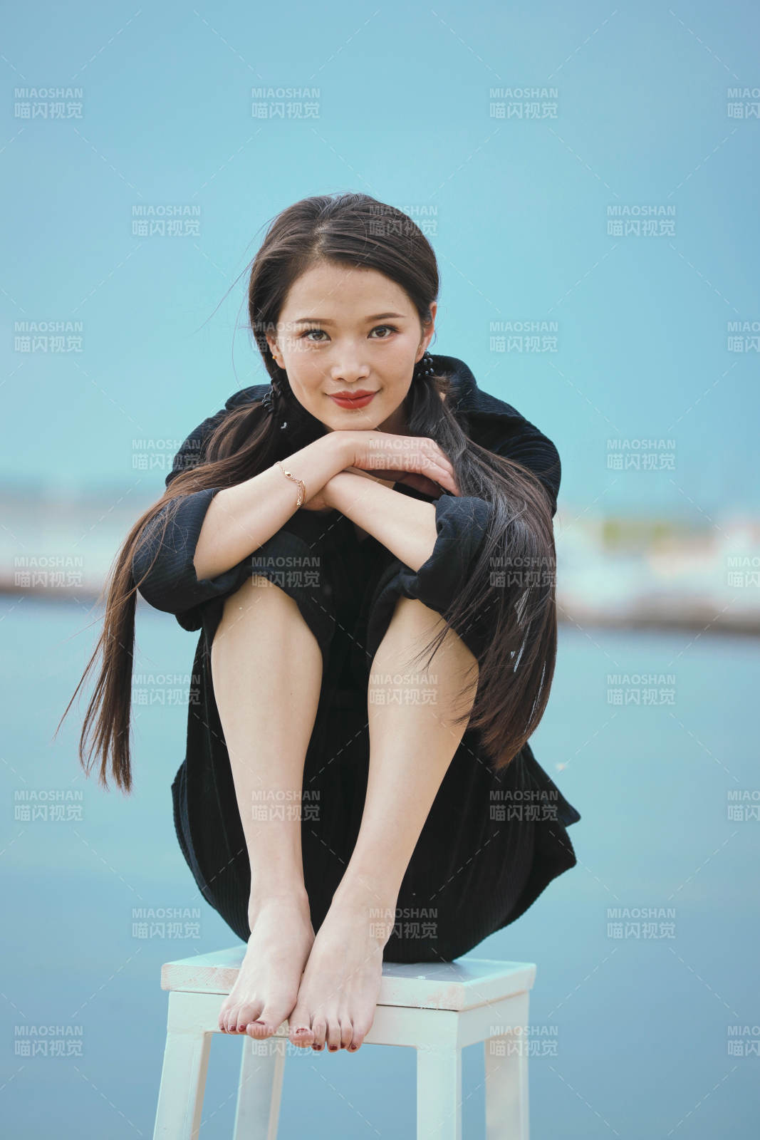 悠闲的坐在美丽湖岸码头的亚洲年轻女性人像图片