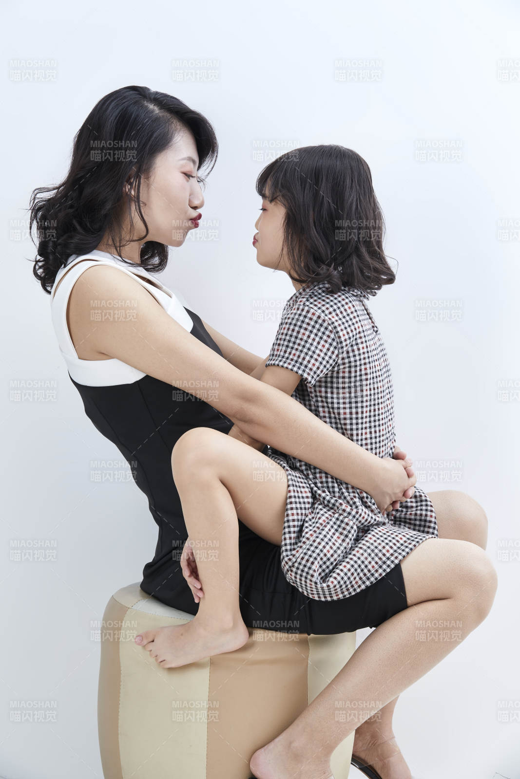 白色背景的美丽妈妈与可爱女儿亲子人像图片