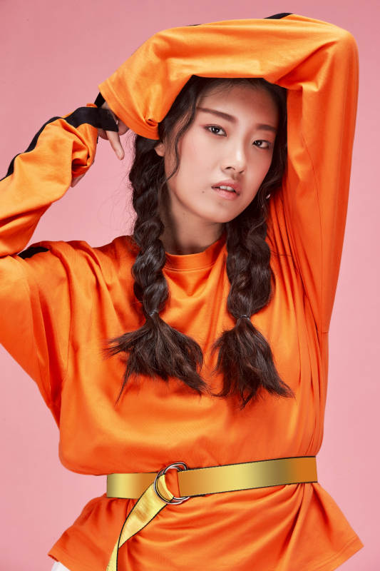 摄影棚拍摄的时尚亚洲女性模特图片