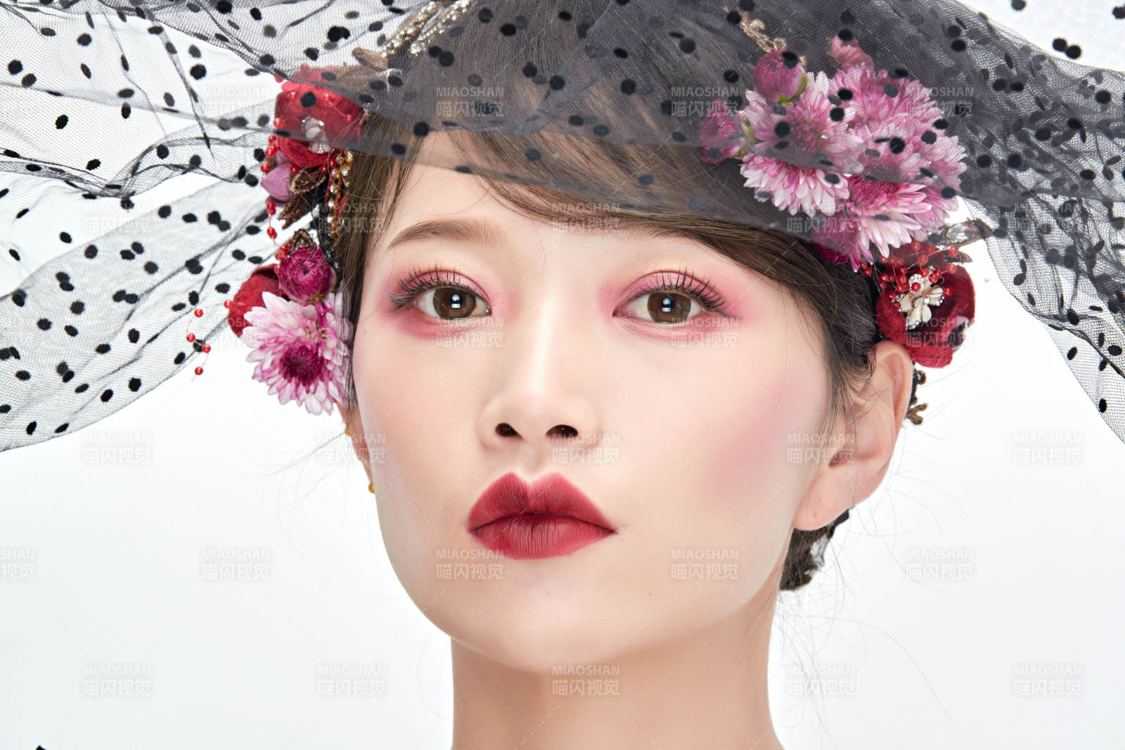 白色背景下的新娘彩妆美女人像图片