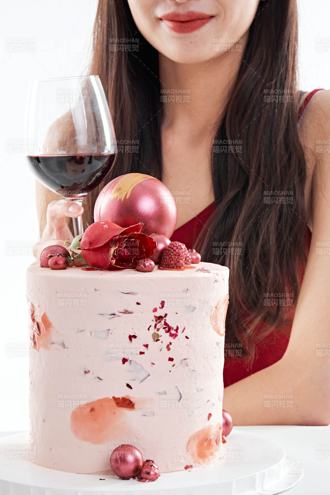 喝红酒品尝蛋糕的年轻女性图片