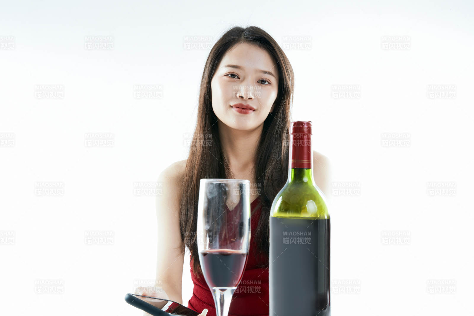 独自品尝红酒的亚洲女性图片