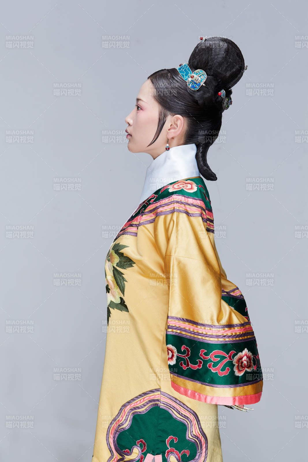 白色背景下的清代女性古装造型清朝古装图片