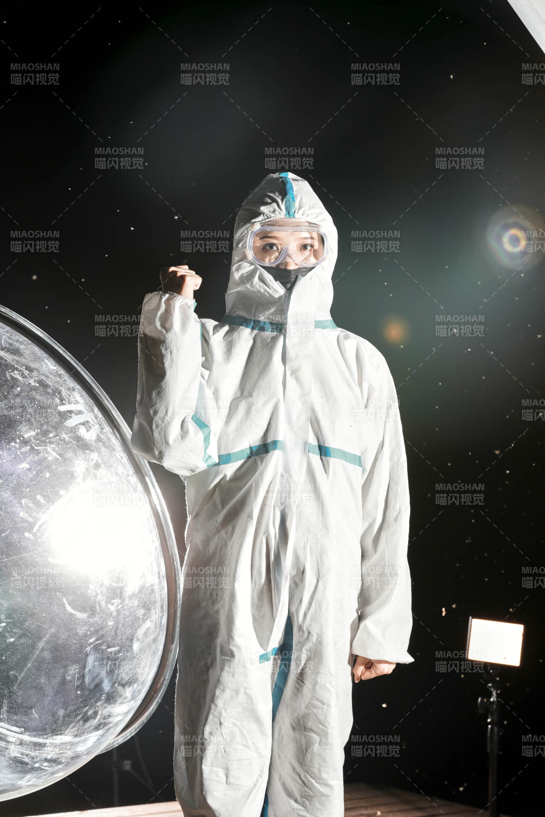 穿白色防护服佩戴护目镜口罩的女性防护人员图片