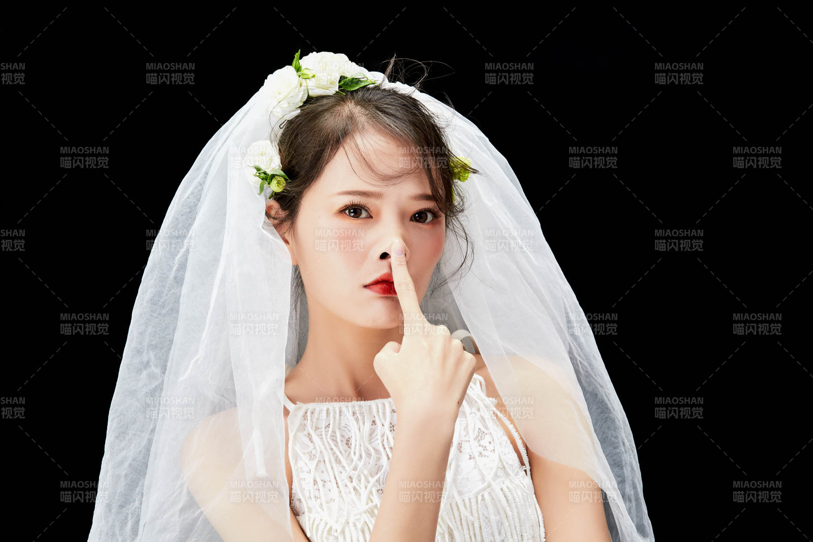 黑色背景下的美妆新娘彩妆人像图片