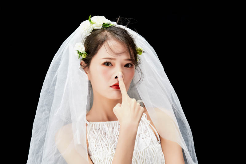 黑色背景下的美妆新娘彩妆人像图片