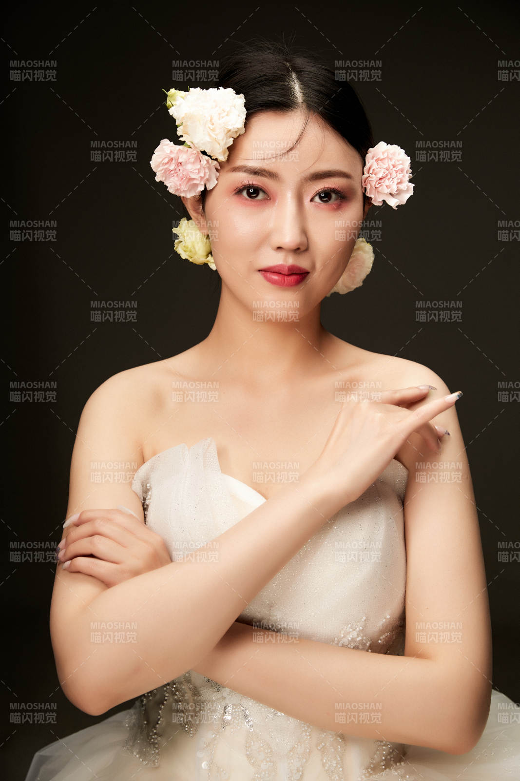 时尚亚洲女性婚纱妆面彩妆图片