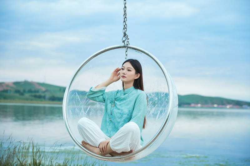 草原湖畔打卡点游玩拍照的亚洲少女图片