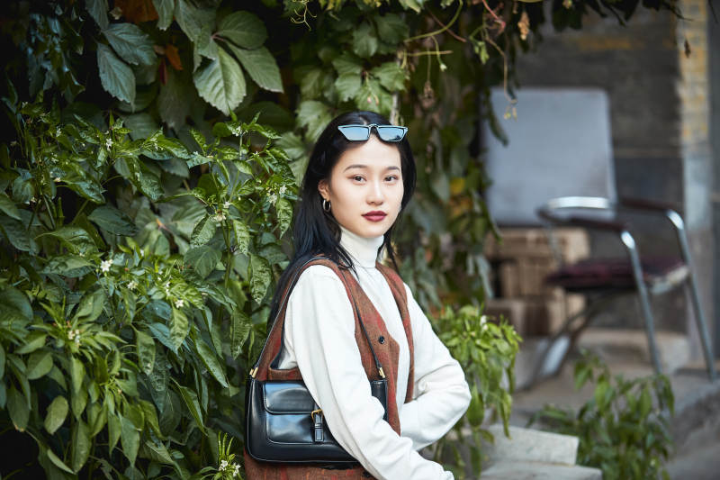 老旧城区里穿着复古港风的美丽清纯少女图片